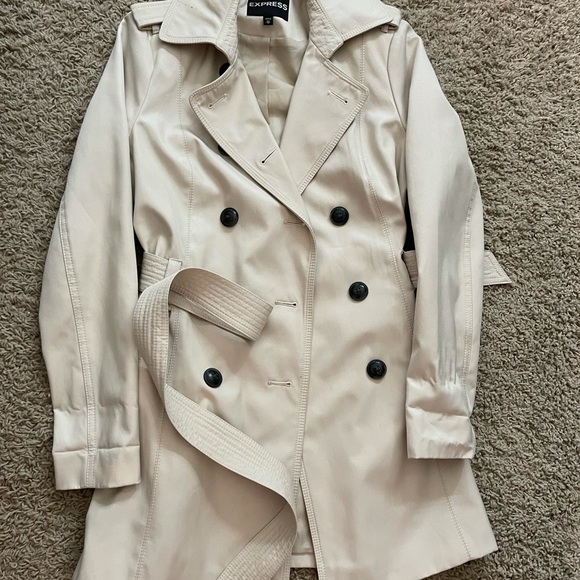 It’s Windbreaker, waterproof, simple style - Picture 3 of 4